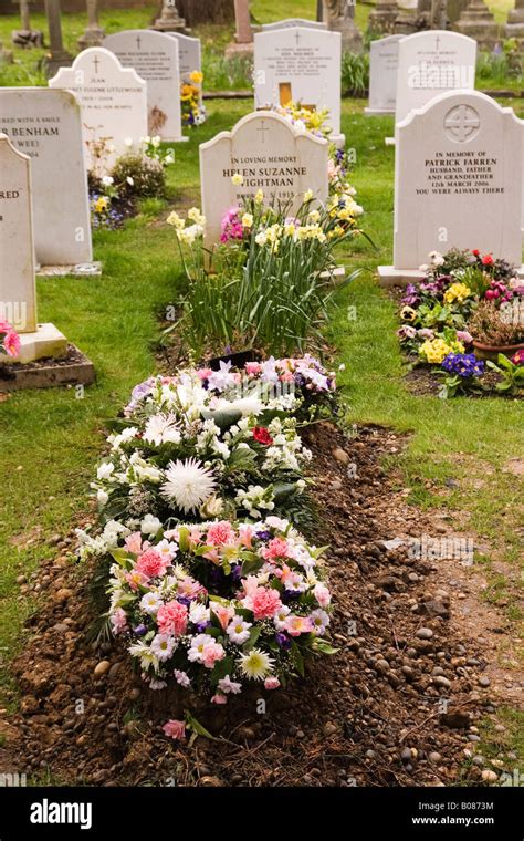 Fresh grave hi-res stock photography and images - Alamy