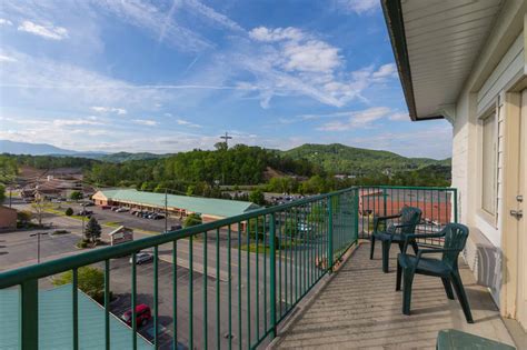 hotels in pigeon forge with balcony - Arla Childress