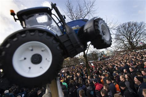 Dutch farmers protest in The Hague against emissions policy | AP News