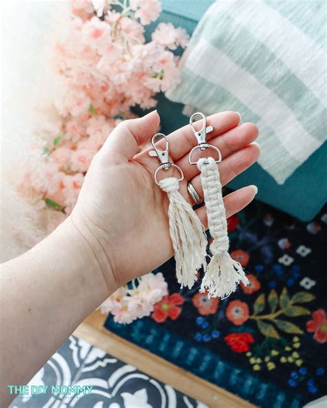 nasilyapilio: Beginner DIY Macrame Keychain Tutorial (2 Easy Patterns)