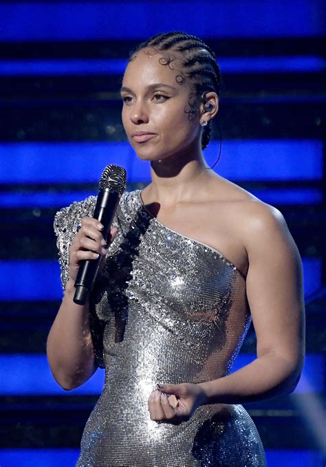 Grammys 2020: Alicia Keys steals the show as host and performer, but fans are more impressed ...