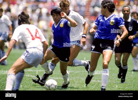 Soccer - World Cup Mexico 1986 - Quarter Final - Argentina v England Stock Photo: 108938215 - Alamy