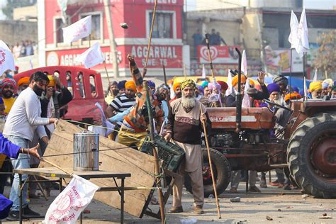 New clashes heighten tensions at India farmer protests - EasternEye