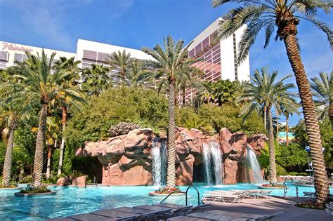 Las Vegas Pool Tips - Seating, Sneaking in Booze & More