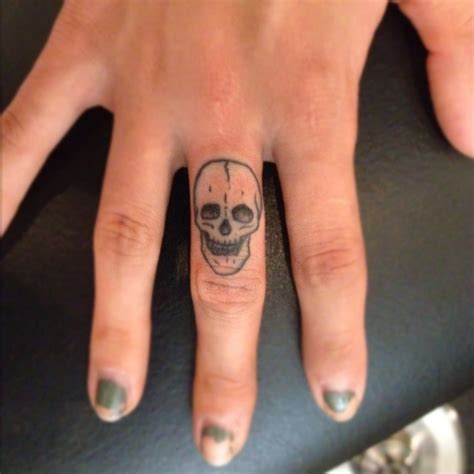 The Tattoo World : Finger Tattoos