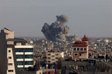 Gaza hospitals near collapse as 'doctors killed' by Israel bombing ...