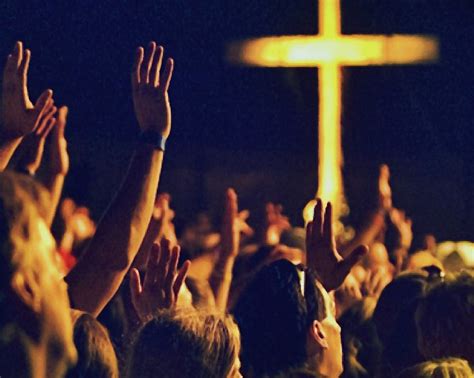 Should Singers Ask Audience To Raise Hands During Worship?