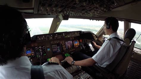 My first 747 landing. Cockpit view - YouTube