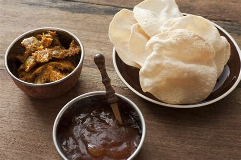 Bowl of chutney and papadums - Free Stock Image