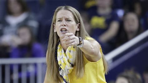 Michigan women's basketball coach gets contract extension