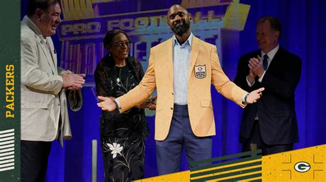 Charles Woodson receives his Pro Football Hall of Fame gold jacket