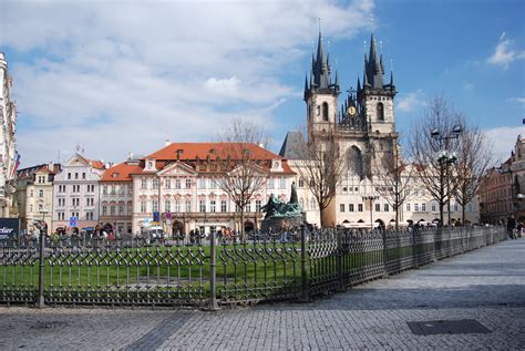 File:Prague Old Town Sq1.jpg