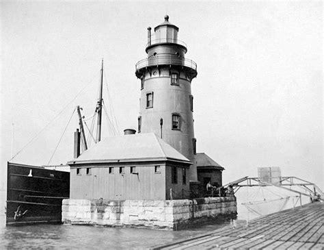 Chicago Harbor Lighthouse, Illinois at Lighthousefriends.com