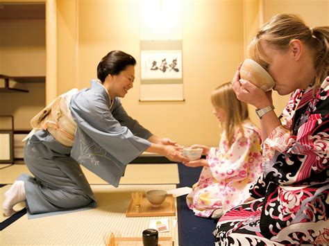 6 things you need to know about Japanese Tea Ceremony - Roji Cha