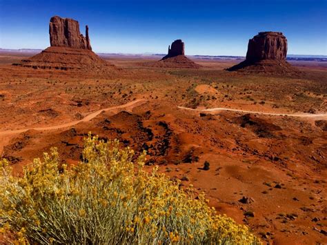 10 Photos to Inspire Your Monument Valley Road Trip! - Girl Who Travels the World