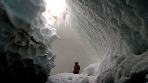 Intricate Ice Caves in Antarctica May Harbor Unique Life | Ice cave, Mountains of madness ...