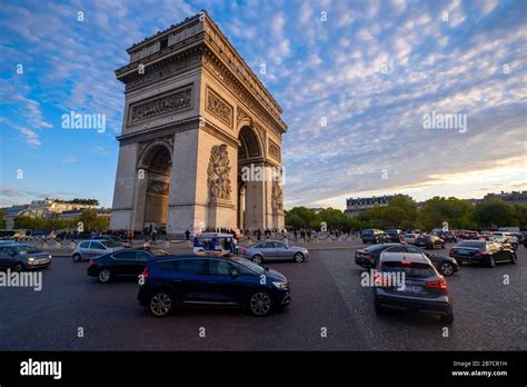 L'Arc de Triomphe in the center of the Place Charles de Gaulle, Paris ...