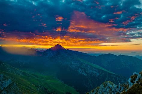 Premium Photo | Sunrise in the mountains