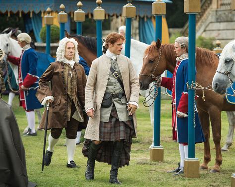 26 Romantic Outlander Scenes From Season 2 (PHOTOS) – TV Insider