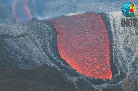 Etna Volcano Update: Lava Flow Eruption from SE Crater Continues, Short ...