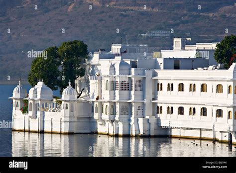 Pichola Lake Palace Hotel, Jagniwas Island, Udaipur, Rajasthan, India Stock Photo - Alamy