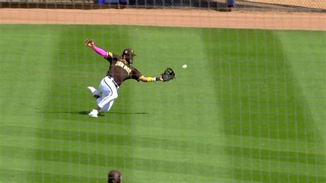 Fernando Tatis Jr.'s sliding grab