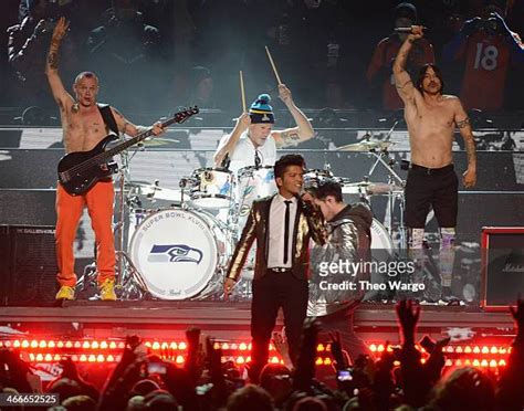 Anthony Kiedis And Josh Klinghoffer Photos et images de collection ...