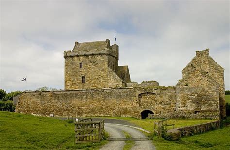 Balgonie Castle, a photo from Fife, Scotland | TrekEarth | Scotland ...