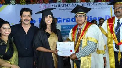 Actor-Jodi No 1 judge Nenapirali Prem's daughter Amrutha celebrates graduation day amidst ...