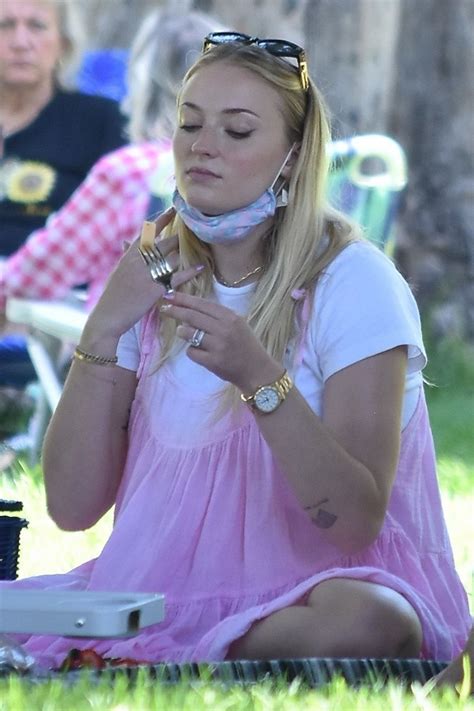 Pregnant SOPHIE TURNER at a Picnic in Studio City 07/06/2020 – HawtCelebs