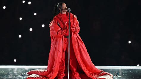 Rihanna's modest Super Bowl outfit was stunning — and inspiring – The ...