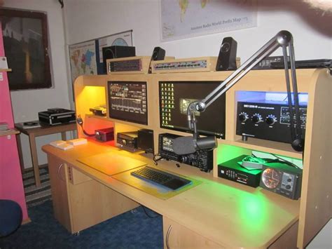 An example of incorporating flat screens in an operating position desk ...