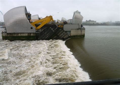 Incredible images show inner workings of Thames Barrier after 30 years ...