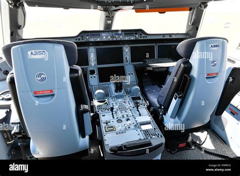 Airbus a350 cockpit hi-res stock photography and images - Alamy