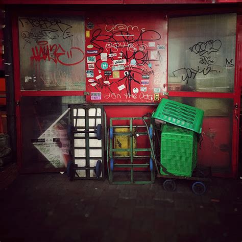 Hong Kong Newspaper Vendor Stall at Night 香港報紙檔 | Hong Kong Photos at ...