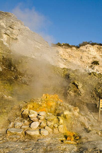 Solfatara Crater 圖片 圖畫、圖片和照片檔 - iStock