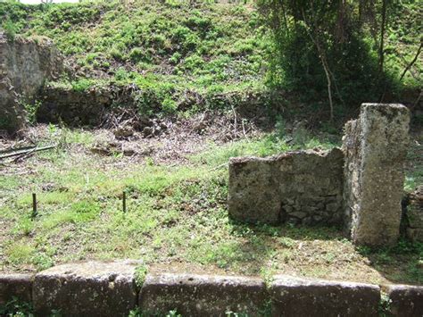 III.10.6 Pompeii. May 2006. West side of thermopolium. Looking south.