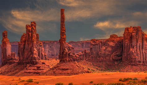 Expose Nature: The bright red rock formations of Monument Valley [1600×931] By Tim Bryan