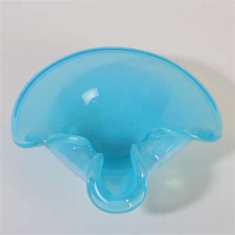 What a great shape! Cenedese Murano glass bowl opal glass and a wonderful blue Discover us: http ...