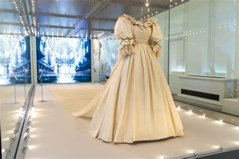 Diana's wedding dress goes on display for first time in 25 years