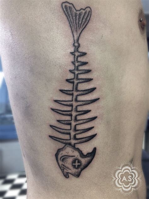 Fishbone tattoo - dotwork blackwork | Tattoo fisch, Hai tattoo, Tätowierungen