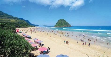 Wisata Pantai Pulau Merah Banyuwangi, Surganya Pencinta Selancar ...