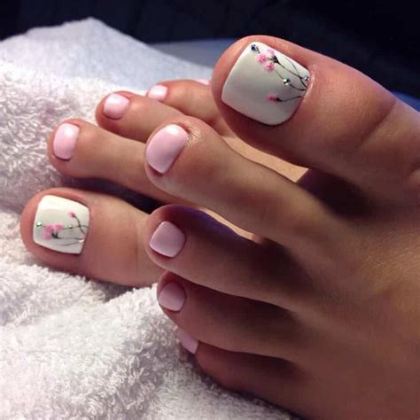 pedicure 2021 floral | Smalto unghie dei piedi estate, Disegni per ...