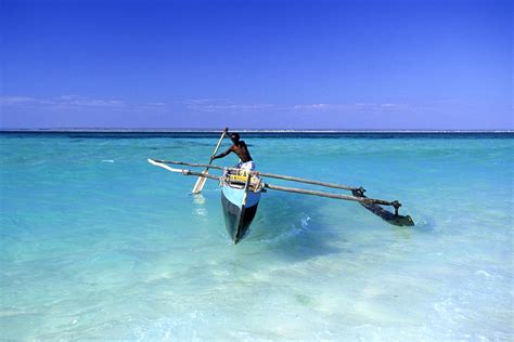 Photo Madagascar - Anakao : pirogue à balancier - Philippe Crochet - Photographe de la ...