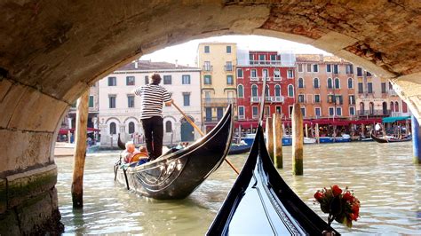 How to take a gondola ride through Venice canals in Venice