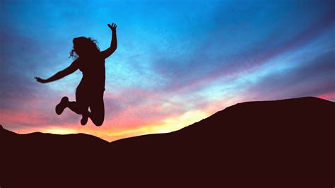 Image libre: Fille, silhouette, montagne, saut, coucher de soleil, crépuscule