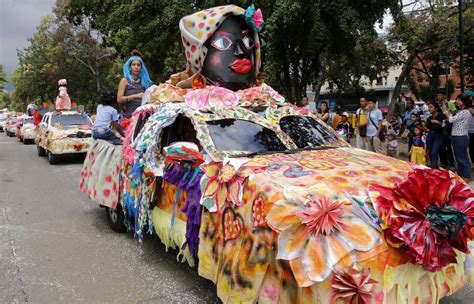 Cuarenta carrozas recorrieron Caracas en el desfile de cierre del Carnaval (+Fotos) – Alba ...