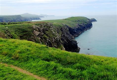 Coastal path walking: Porthgain to Abereiddy Pembrokeshire towns & info | Holiday Cottages Wales