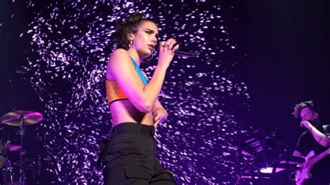 [4K] Dua Lipa - Last Dance (Live in Seoul, 6th May 2018) - YouTube