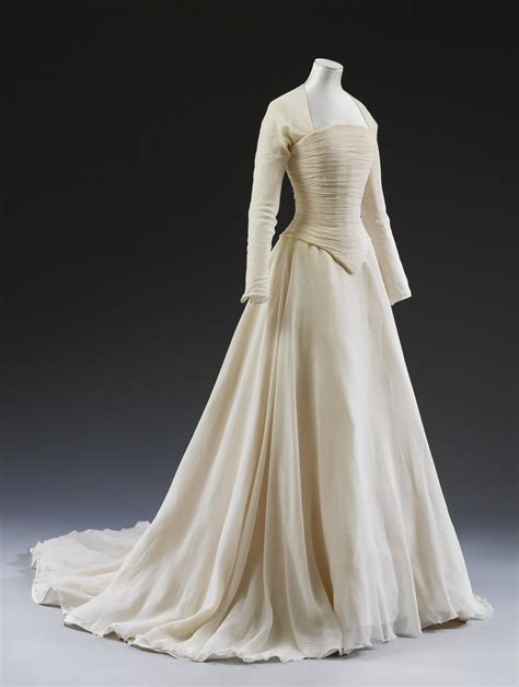 Lady Sarah Chatto's exquisite ivory wedding dress by Jasper Conran ...